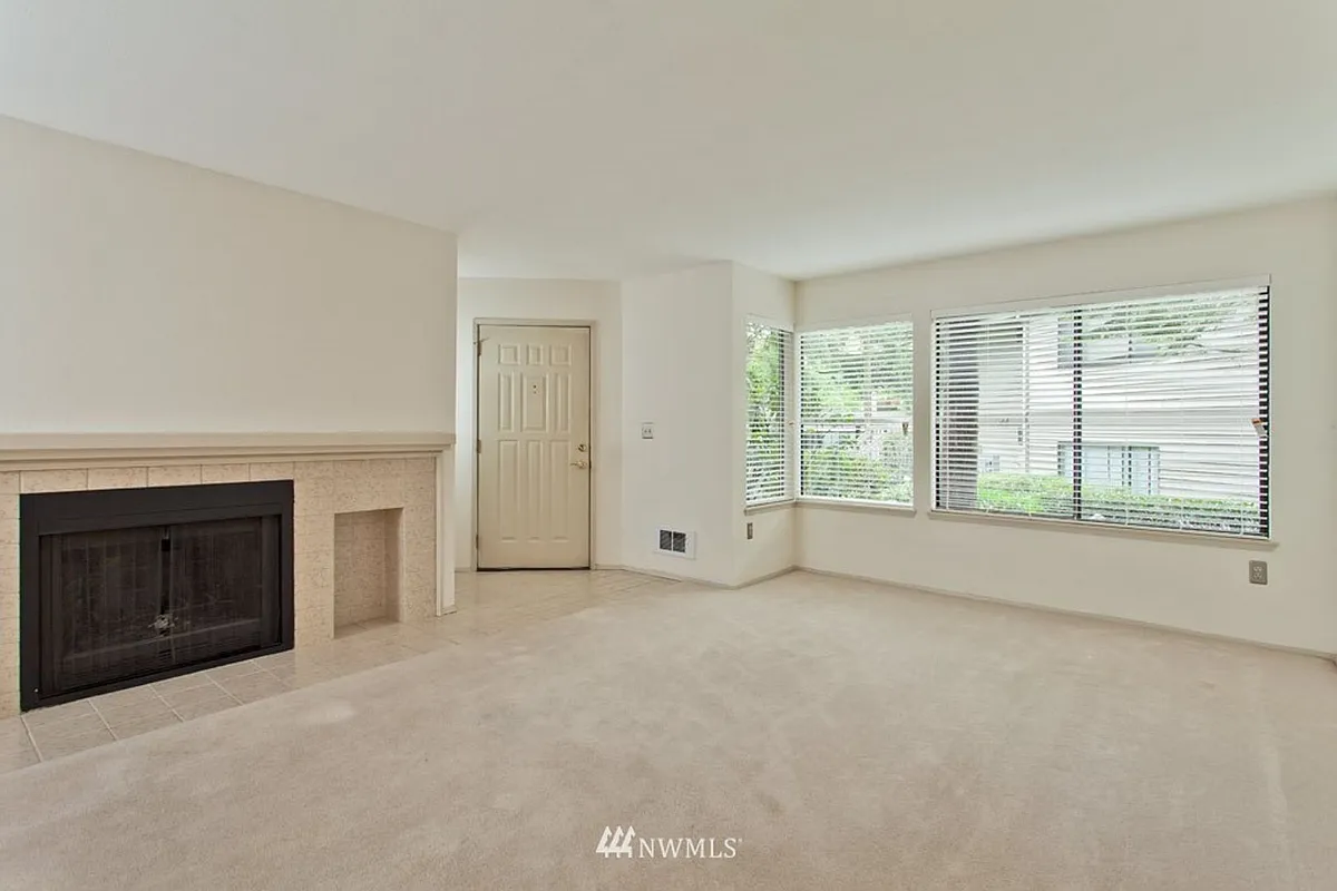 Building Photo - 1280 Bellevue Way NE #3