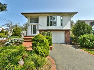 2607 Beach Dr, Merrick, NY 11566