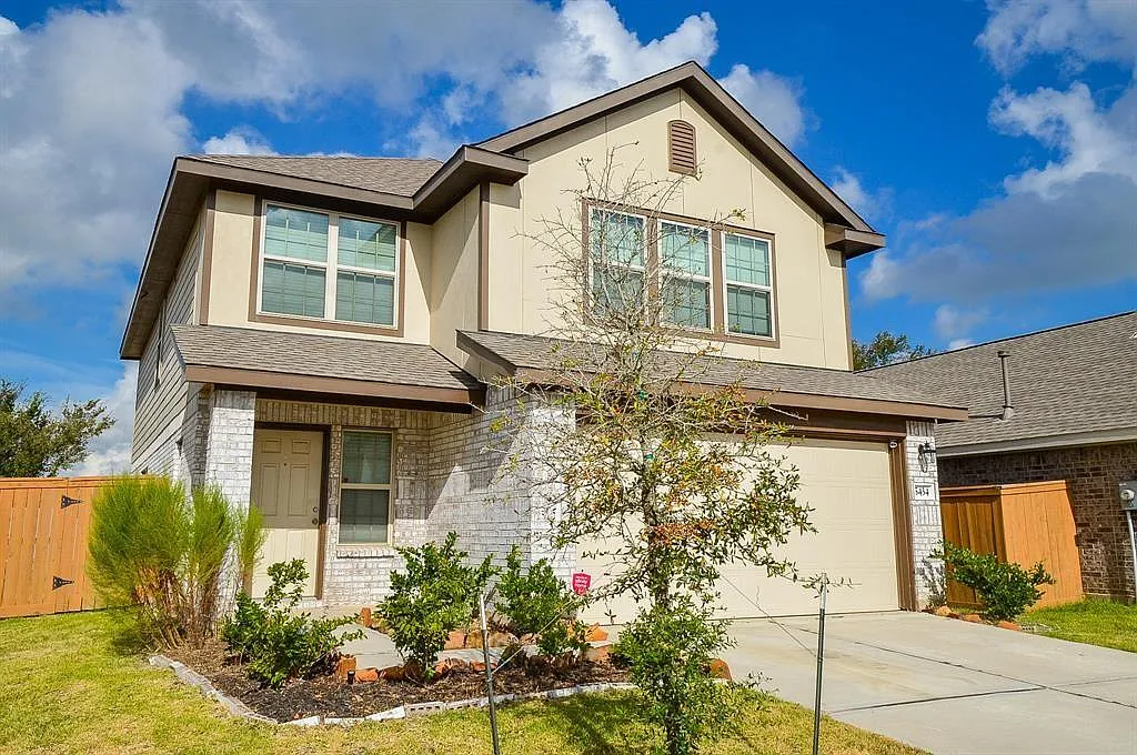 4 bed, 2.5 bath, 2258 sqft, $2,200 — Photo 2
