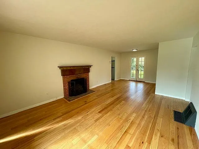 3 bed, 1363 sqft, $5,850 — Photo 4