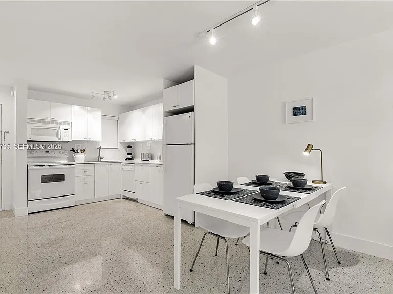 836 SW 1st St #102 — Photo 11