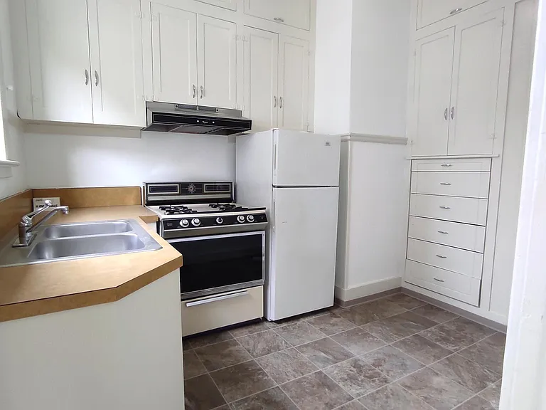 Full kitchen with gas stove