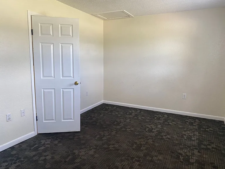 1030 W Walnut St — Photo 18
