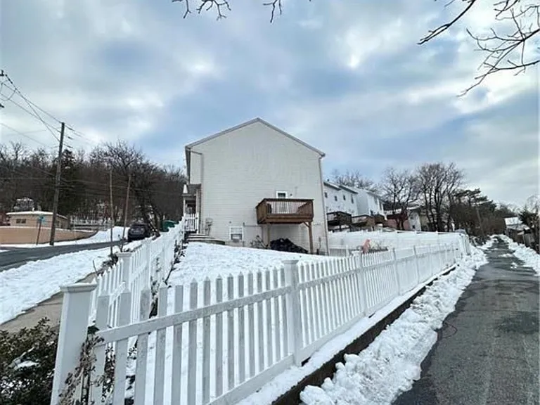 622 John St — Photo 10