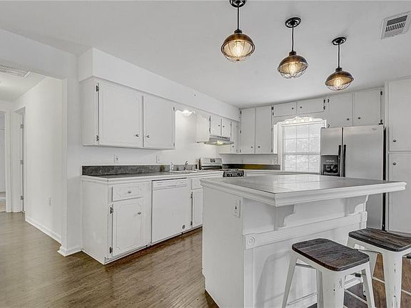 5th image of 1105 E 3rd St #A