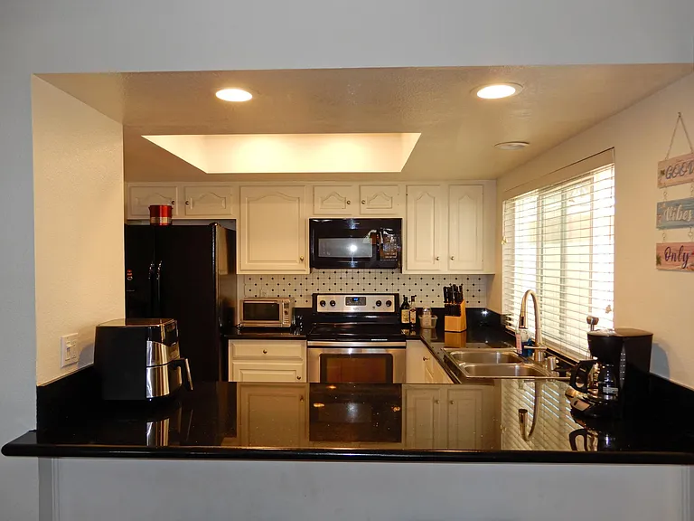Kitchen with breakfast bar
