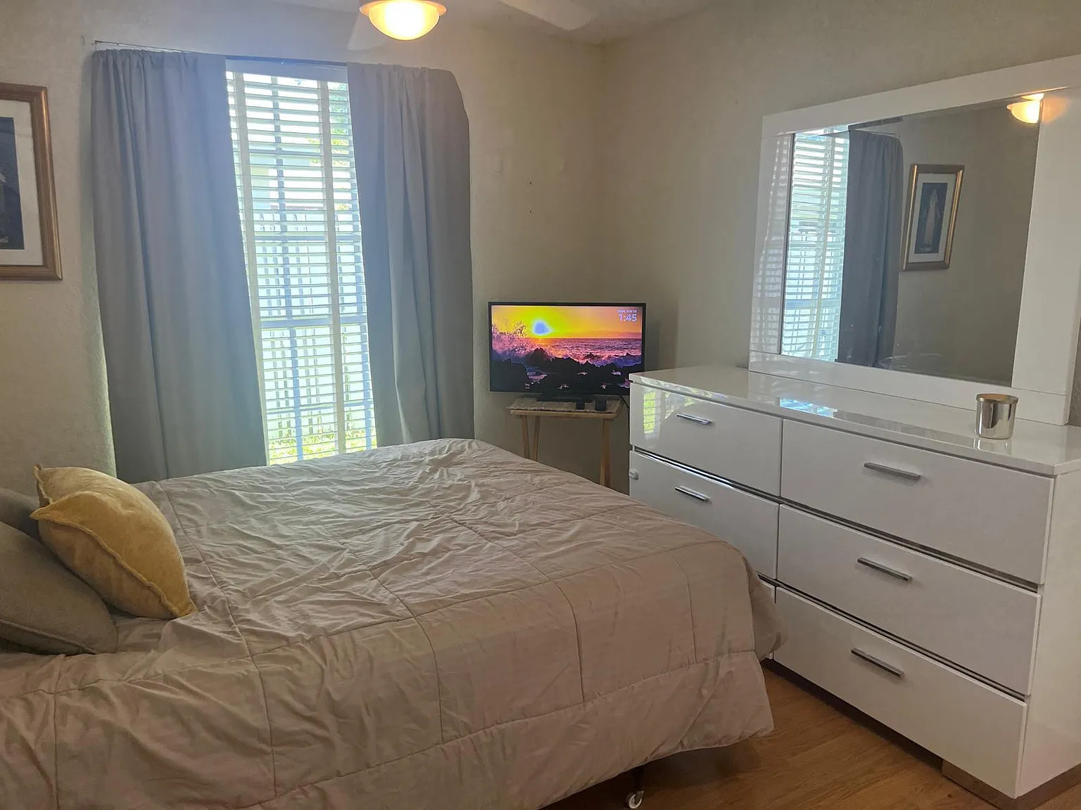 1 bed, 300 sqft, $1,100 — Photo 2