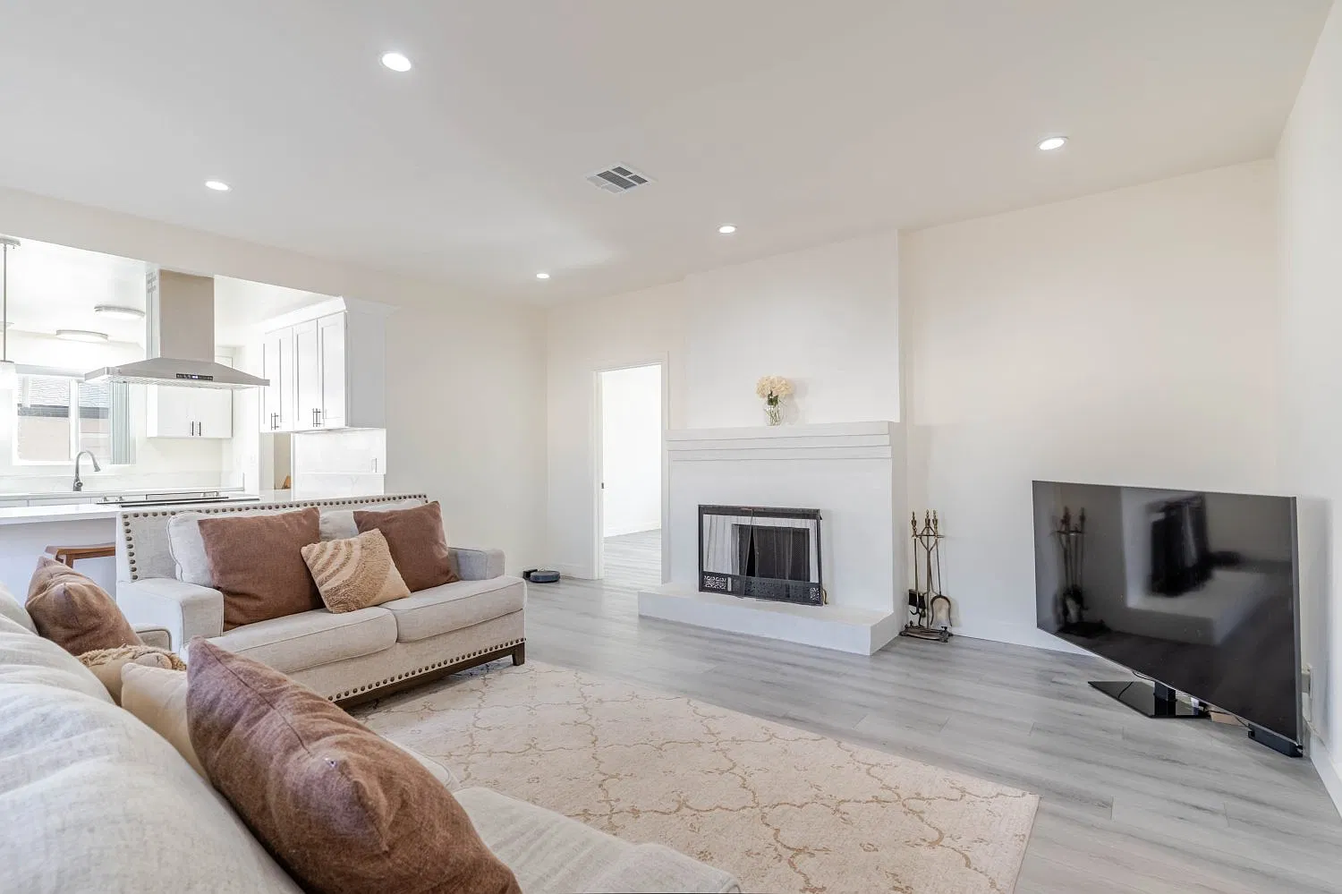 5 bed, 2005 sqft, $5,000 — Photo 1