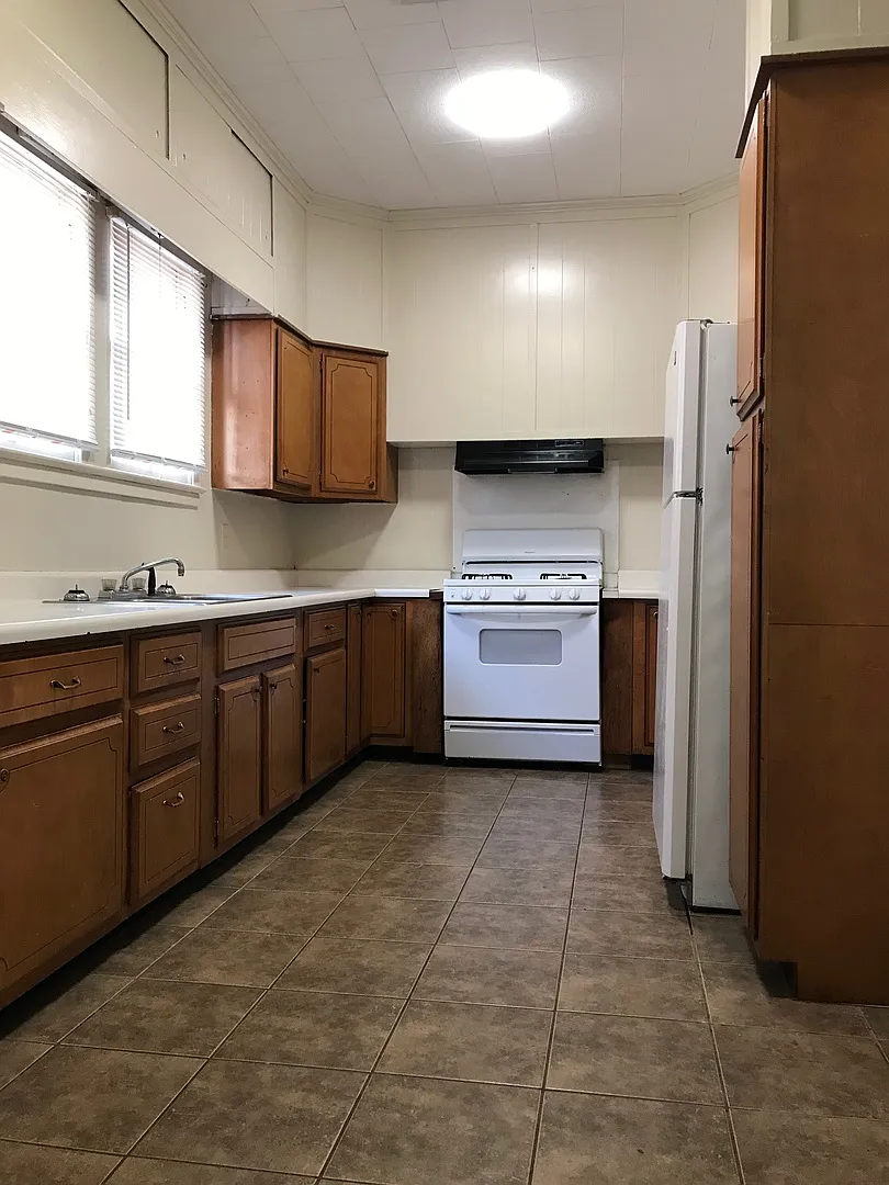 806 University — Photo 1