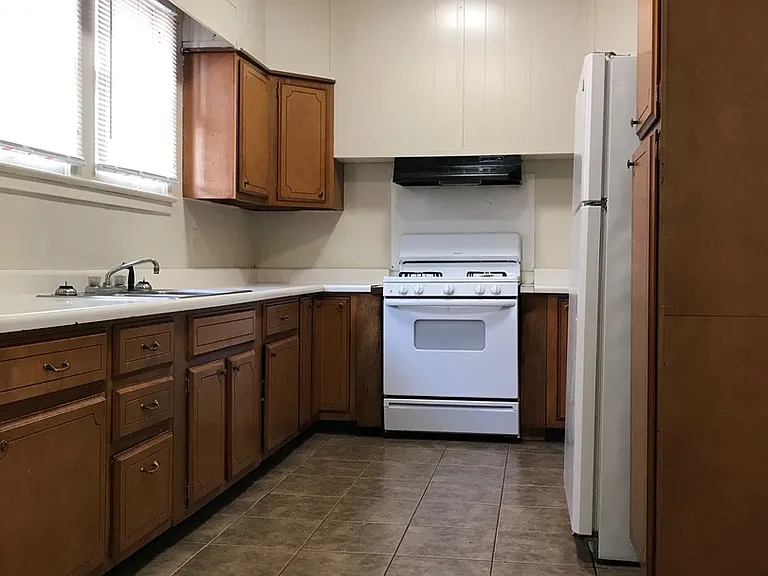 806 E University Ave — Photo 3