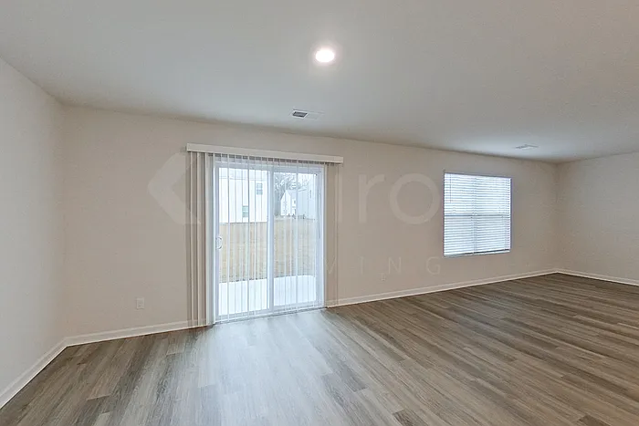 4 bed, 2.5 bath, 1927 sqft, $2,075 — Photo 2