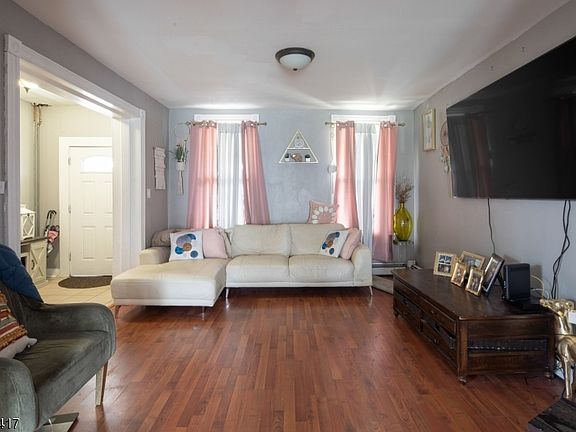 5th image of 110 Suydam St