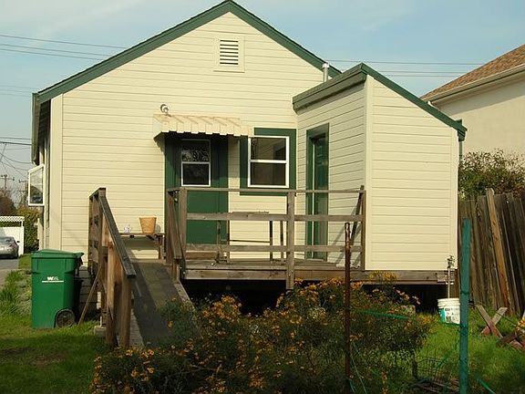 Deck on back of house with Laundry