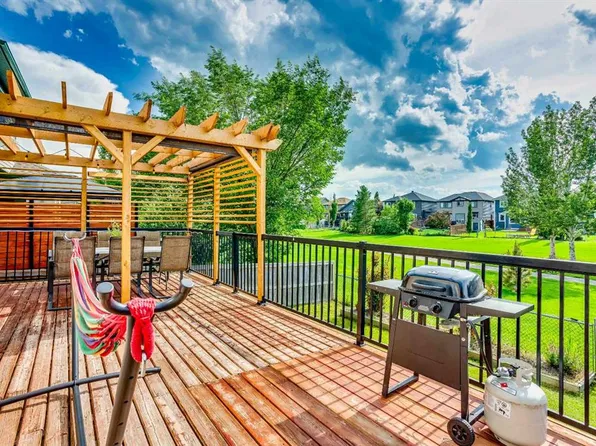 1925 E Luxstone Park SW, Airdrie, AB T4B 3B5