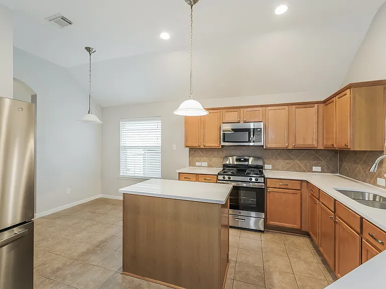 8011 Thorncroft Manor Ln — Photo 9
