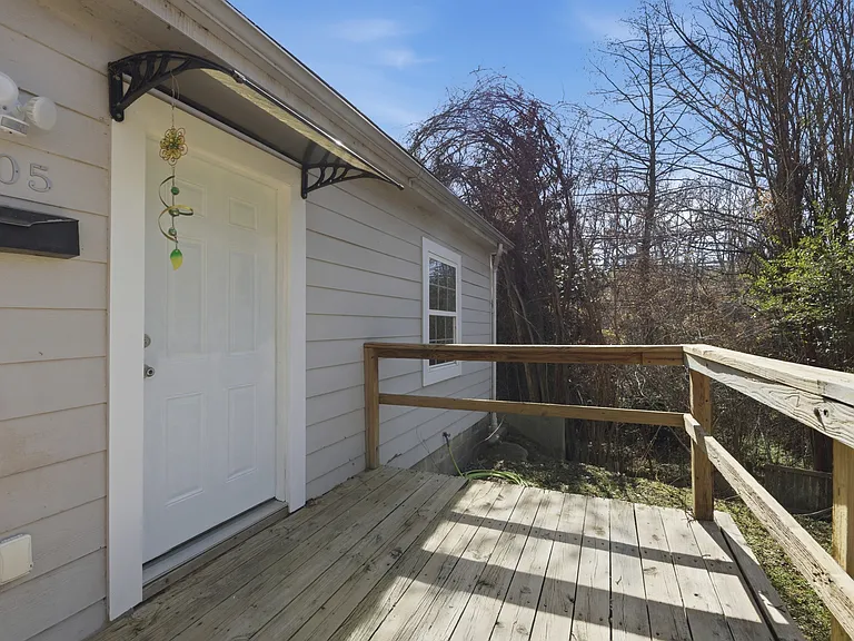 205 N Zenith Ave — Photo 2
