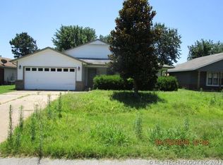9482 E Cherrywood Dr, Claremore, OK 74019