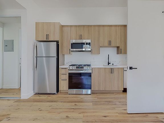 4th image of 4460 1/2 Maplewood Ave