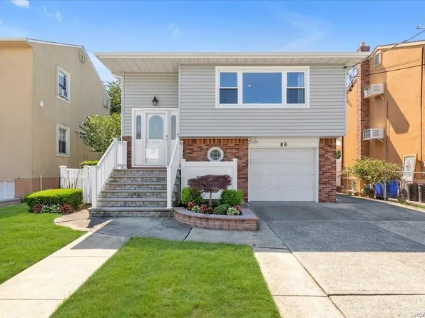 86 Oakland Avenue, Lynbrook, NY 11563