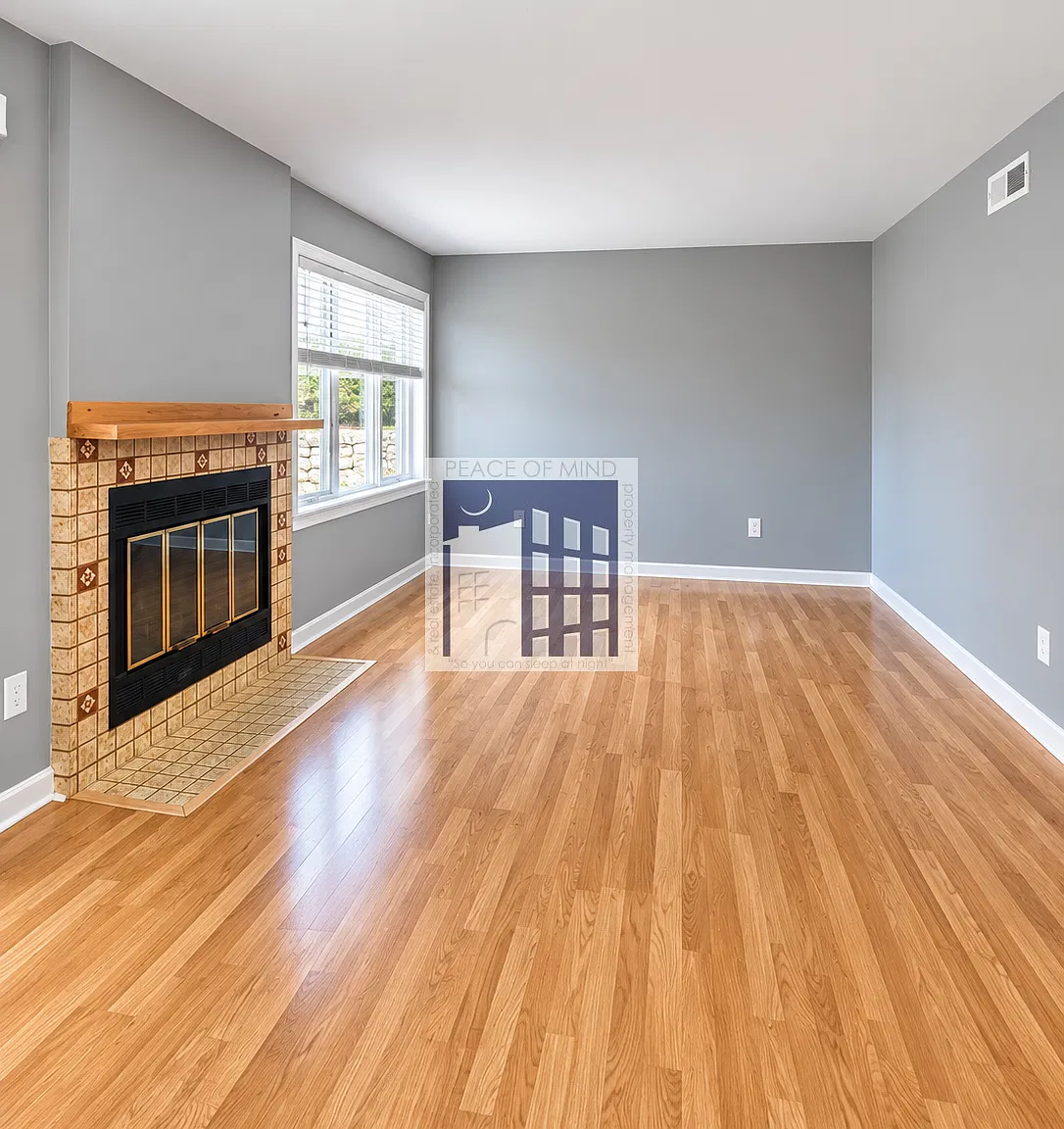 2 bedroom 1 bath condo with garage parking Greenview Condominiums. — Photo 1