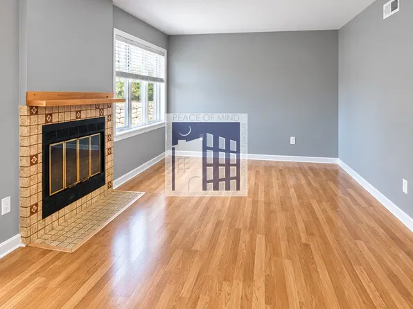 700 East St APT G, Walpole, MA 02081