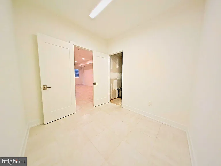 421 Wallace St — Photo 34