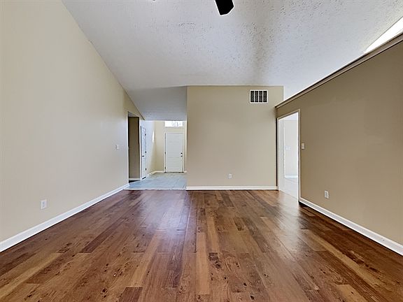 4th image of 2885 Camelot Woods Dr