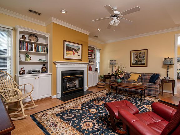 3rd image of 1038 Doulton Cir