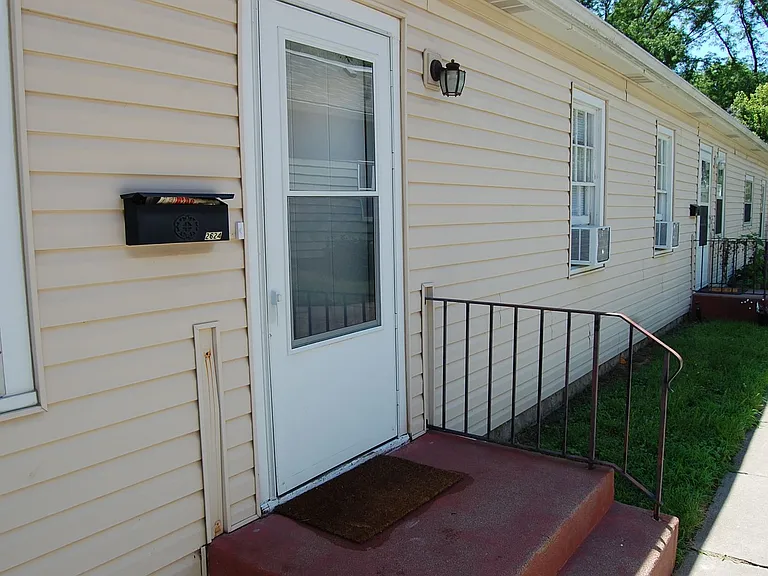 2620 Sumner St — Photo 2