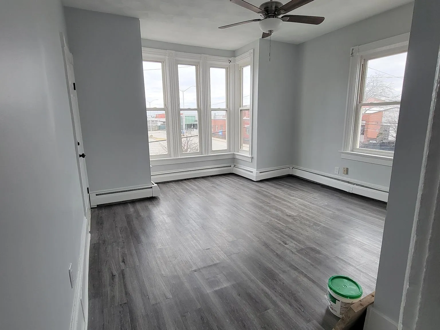 3 bed, 1000 sqft, $2,100 — Photo 2