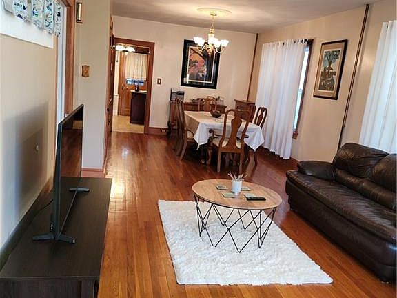 3rd image of 2231 Seward Ave