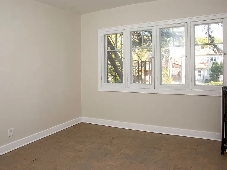 Pollyanna Apartments — Photo 40