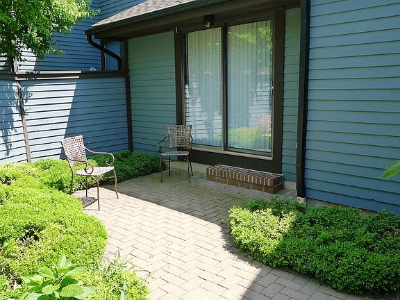 PRIVATE, FRONT PATIO