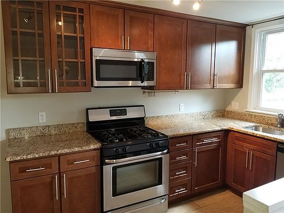4th image of 2338 Bond Ave