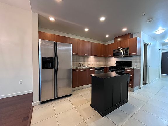 3rd image of 825 W Beech St W #202