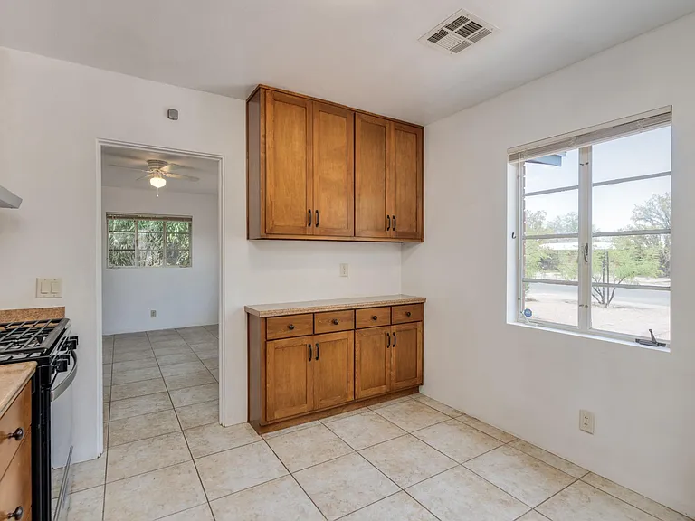 1120 E Waverly St — Photo 13