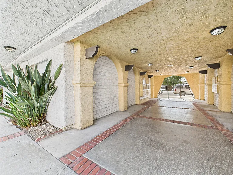 Sepulveda Landmark — Photo 60