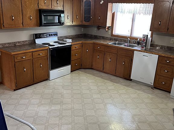 Kitchen with Oven, Microwave, Dishwasher
