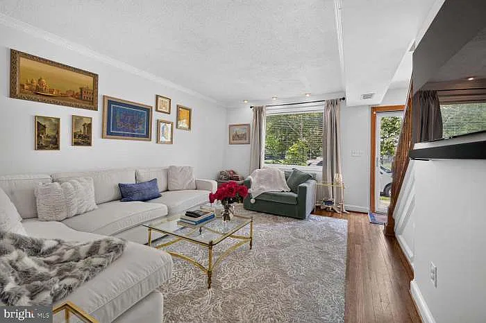 2 bed, 1.5 bath, 1200 sqft, $3,000 — Photo 2