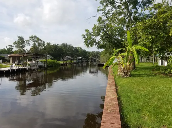 9924 Penninsular Dr, Gibsonton, FL 33534