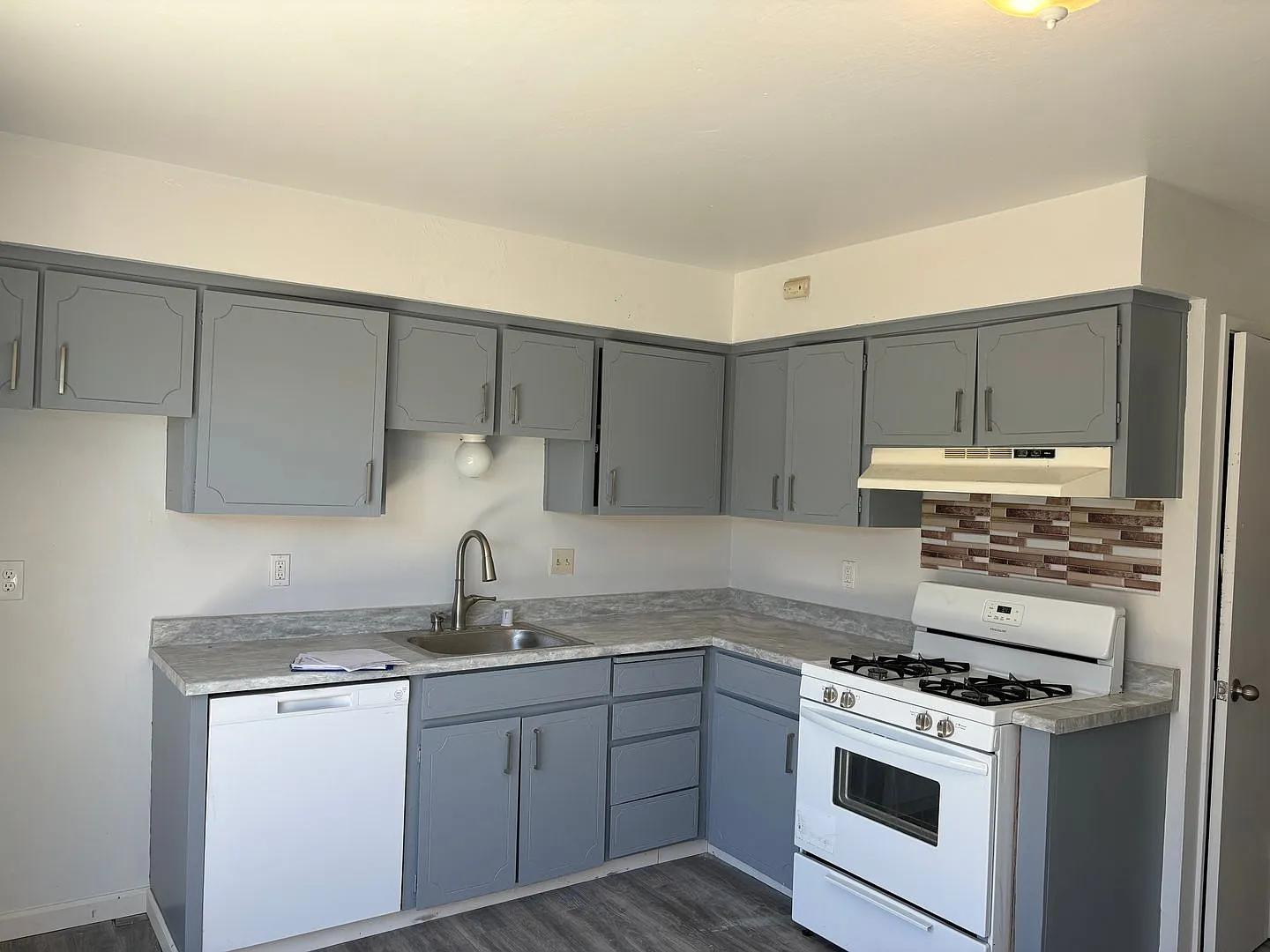 Ideal First Floor Unit! 2 Bedrooms, 1 Bathroom! Directly Across From Beautiful Lake Alhambra. Pri... — Photo 3