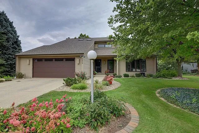 2408 Lakewood Dr photo 1