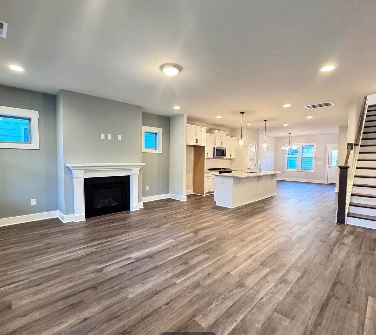 3 bed, 2.5 bath, 1840 sqft, $2,400 — Photo 2