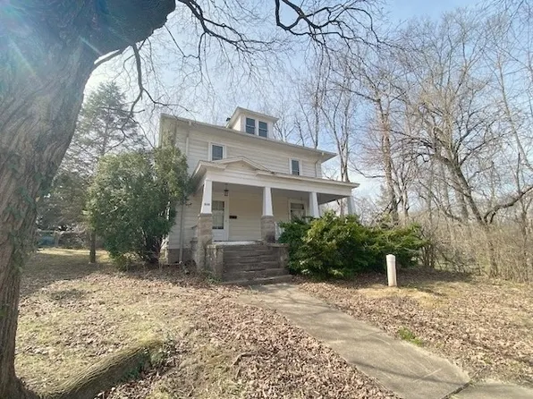 820 4th St, Charleston, IL 61920