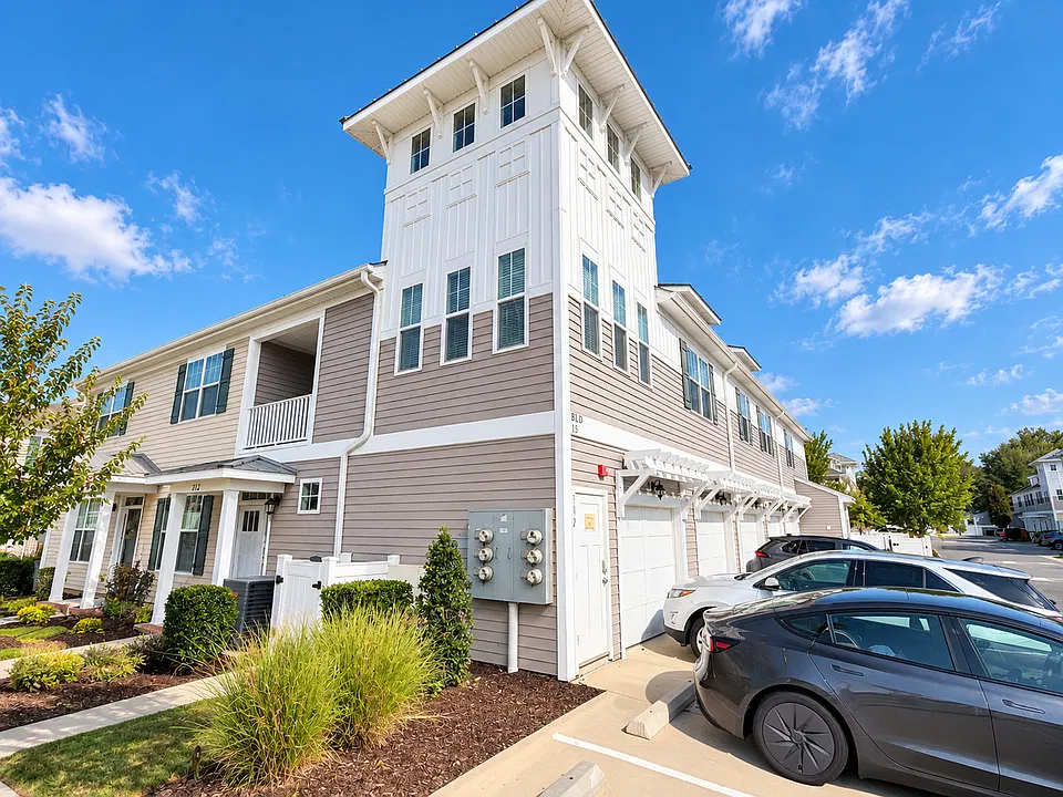 312 Fishers Ct #1