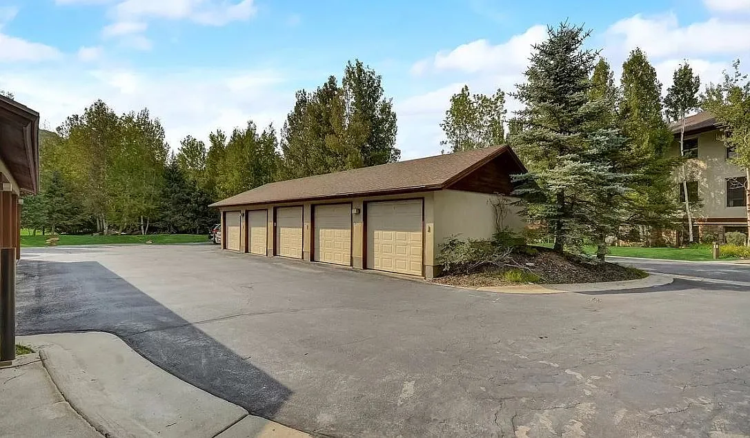 3 bed, 1300 sqft, $3,650 — Photo 4