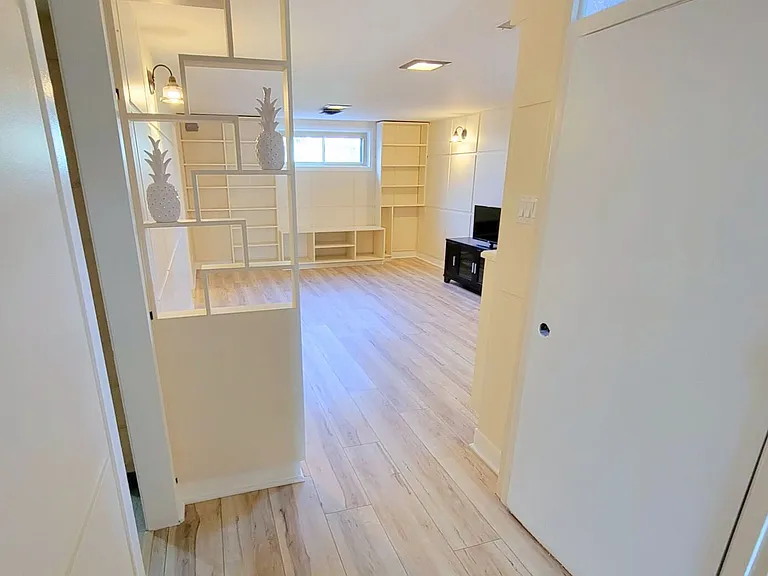 64 Watney Cres #LOWER — Photo 6