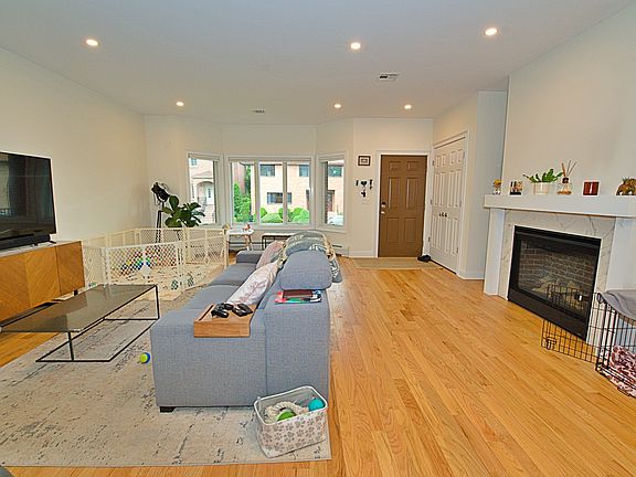 3rd image of 2408 Hammett Ave