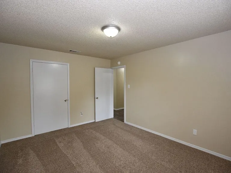124 Carpenter Ct — Photo 8