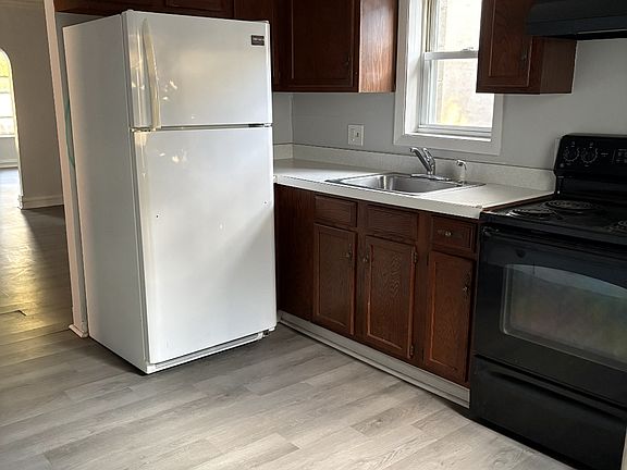 3rd image of 221 4th St #3